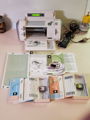 CRICUT CRV001 Personal Elec Cut Machine. Bundle unit, orig box mat, 2 cartridges - Thumbnail 2