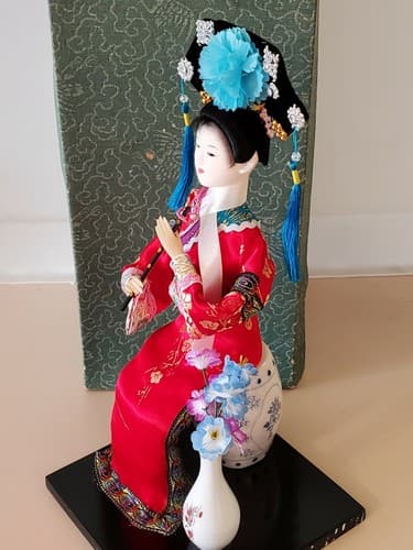 Stunning Vintage Japanese Geisha in Red Kimono seated on Vase. Original box. - Thumbnail 7