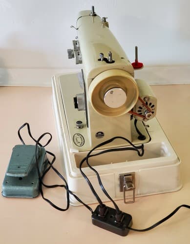 Wards Signature Sewing Machine Model UHC J265A. Stitch length control. Hard case - Thumbnail 6