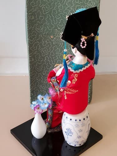 Stunning Vintage Japanese Geisha in Red Kimono seated on Vase. Original box. - Thumbnail 10