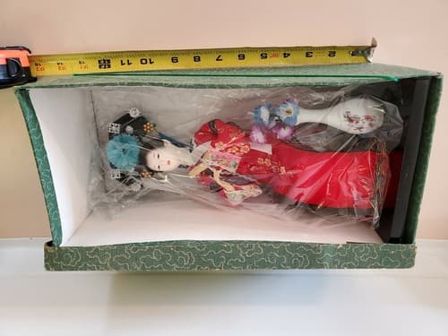 Stunning Vintage Japanese Geisha in Red Kimono seated on Vase. Original box. - Thumbnail 11