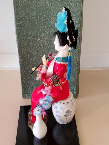 Stunning Vintage Japanese Geisha in Red Kimono seated on Vase. Original box. - Thumbnail 8