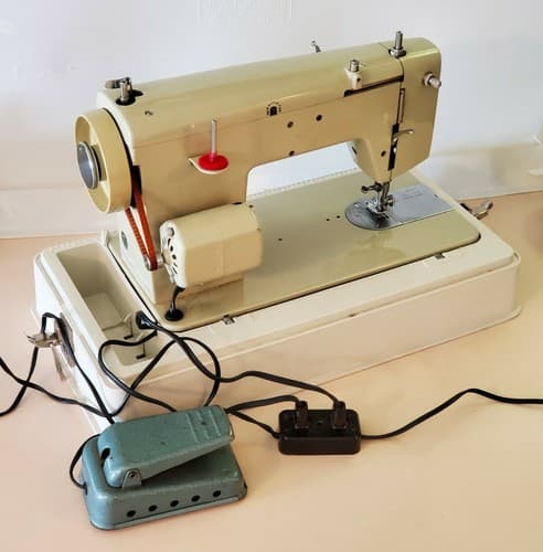 Wards Signature Sewing Machine Model UHC J265A. Stitch length control. Hard case - Thumbnail 5