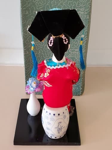 Stunning Vintage Japanese Geisha in Red Kimono seated on Vase. Original box. - Thumbnail 2