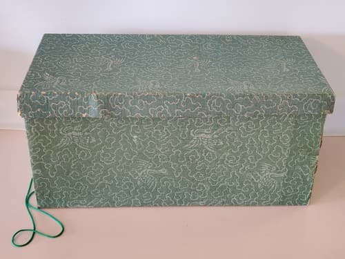 Stunning Vintage Japanese Geisha in Red Kimono seated on Vase. Original box. - Thumbnail 12