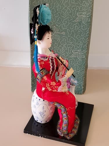 Stunning Vintage Japanese Geisha in Red Kimono seated on Vase. Original box. - Thumbnail 4