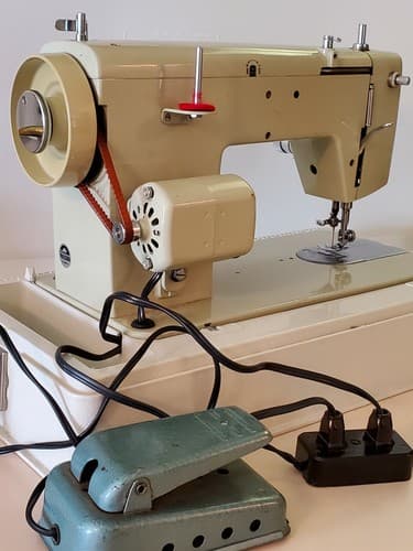 Wards Signature Sewing Machine Model UHC J265A. Stitch length control. Hard case - Thumbnail 8