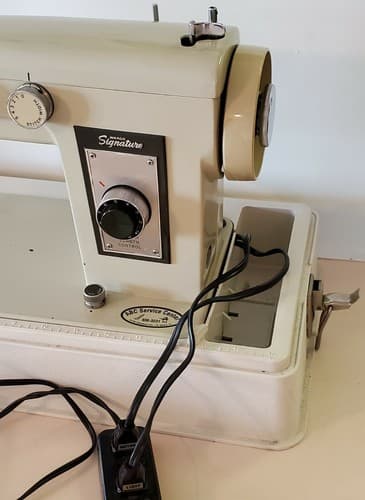 Wards Signature Sewing Machine Model UHC J265A. Stitch length control. Hard case - Thumbnail 2