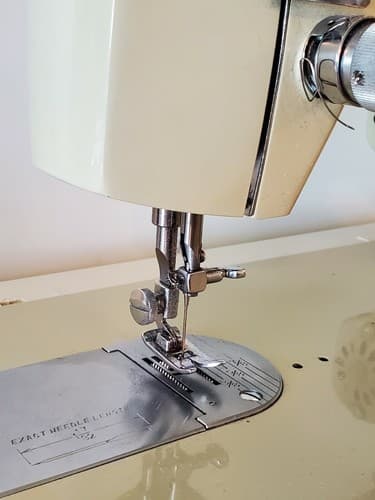 Wards Signature Sewing Machine Model UHC J265A. Stitch length control. Hard case - Thumbnail 3