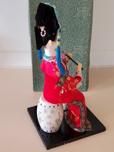 Stunning Vintage Japanese Geisha in Red Kimono seated on Vase. Original box. - Thumbnail 3