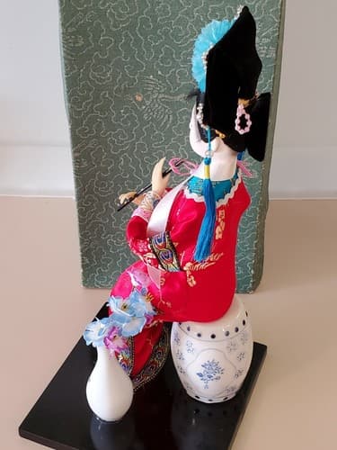Stunning Vintage Japanese Geisha in Red Kimono seated on Vase. Original box. - Thumbnail 9