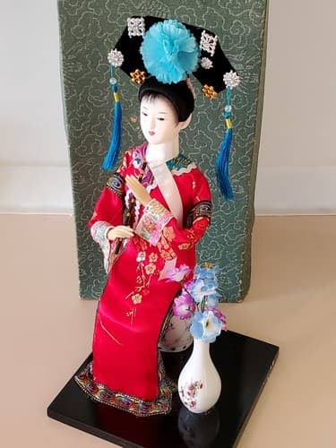 Stunning Vintage Japanese Geisha in Red Kimono seated on Vase. Original box. - Thumbnail 6