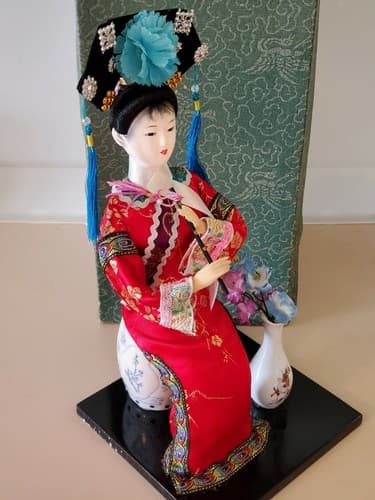 Stunning Vintage Japanese Geisha in Red Kimono seated on Vase. Original box. - Thumbnail 5