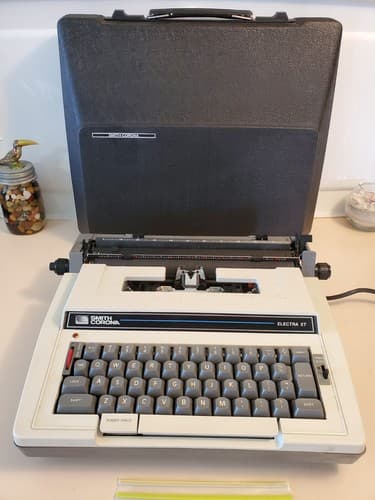 SMITH CORONA Electra XT 3L Electric Typewriter. Powered Correction, hard case. - Image 1