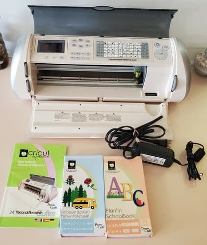 CRICUT Expression CREX001Personal Electronic Cutter w/ 2 Cartridges. Nice set. - Image 1