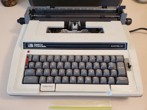 SMITH CORONA Electra XT 3L Electric Typewriter. Powered Correction, hard case. - Thumbnail 4