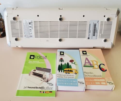 CRICUT Expression CREX001Personal Electronic Cutter w/ 2 Cartridges. Nice set. - Thumbnail 9