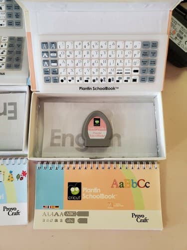 CRICUT Expression CREX001Personal Electronic Cutter w/ 2 Cartridges. Nice set. - Thumbnail 7