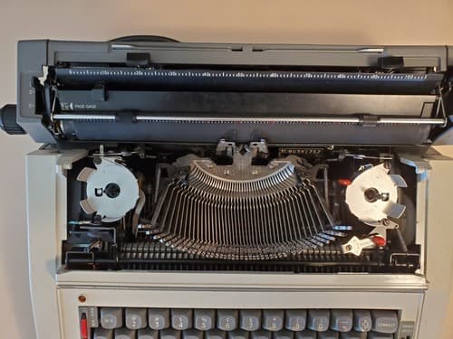 SMITH CORONA Electra XT 3L Electric Typewriter. Powered Correction, hard case. - Thumbnail 9