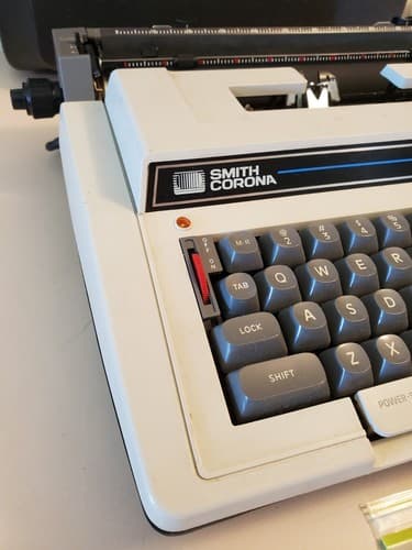 SMITH CORONA Electra XT 3L Electric Typewriter. Powered Correction, hard case. - Thumbnail 5