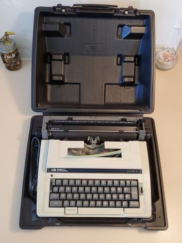 SMITH CORONA Electra XT 3L Electric Typewriter. Powered Correction, hard case. - Thumbnail 3