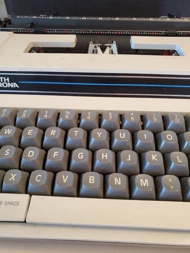 SMITH CORONA Electra XT 3L Electric Typewriter. Powered Correction, hard case. - Thumbnail 6