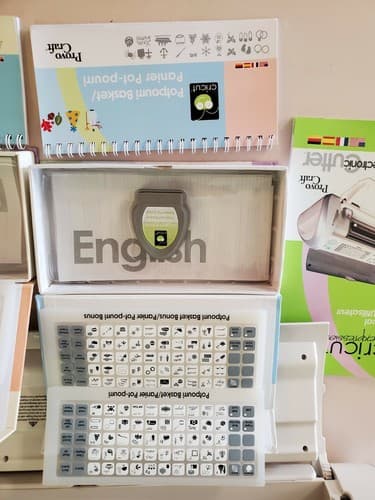 CRICUT Expression CREX001Personal Electronic Cutter w/ 2 Cartridges. Nice set. - Thumbnail 6