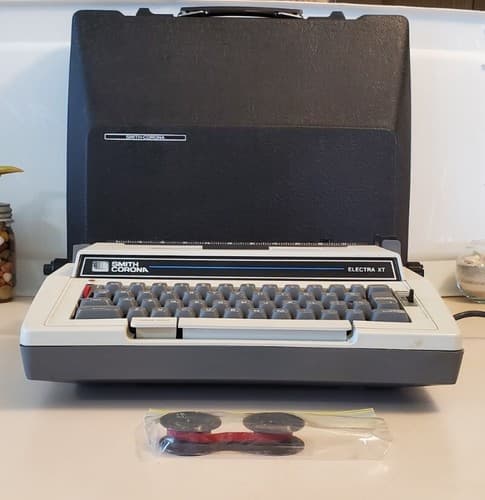 SMITH CORONA Electra XT 3L Electric Typewriter. Powered Correction, hard case. - Thumbnail 2