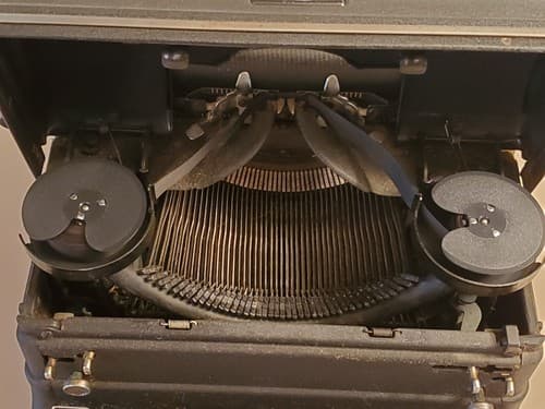 Vintage 1940s ROYAL TYPEWRITER KMM Magic Margin, Wide Carriage. Used, exc cond - Thumbnail 8