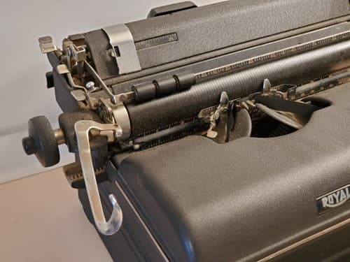 Vintage 1940s ROYAL TYPEWRITER KMM Magic Margin, Wide Carriage. Used, exc cond - Thumbnail 11