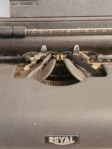 Vintage 1940s ROYAL TYPEWRITER KMM Magic Margin, Wide Carriage. Used, exc cond - Thumbnail 9