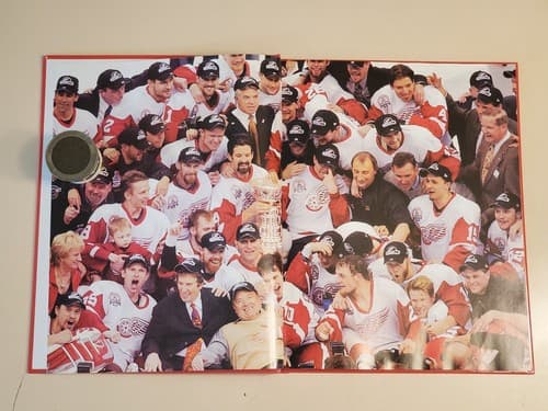 DETROIT RED WINGS 2002 HANG TEN Det Free Press + STANLEY'S BACK Det News-2 BOOKS - Thumbnail 13