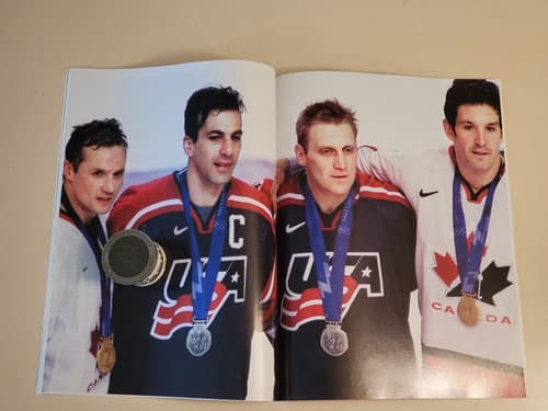 DETROIT RED WINGS 2002 HANG TEN Det Free Press + STANLEY'S BACK Det News-2 BOOKS - Thumbnail 9