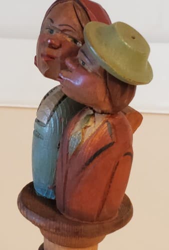 Vintage KISSING COUPLE Bottle Cork Top. 6" Handmade Carved Wooden Mechanical. - Thumbnail 6