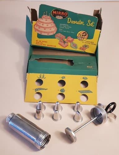Vtg MIRRO Decorator Set Model FD522. Decorate party cakes cookies, fill eclairs - Image 1