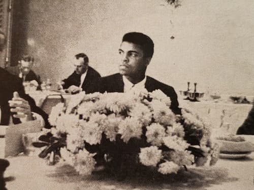 Sports Illustrated magazine May 8, 1967. Mickey Mantle + Ali Says No. NM/MINT - Thumbnail 7