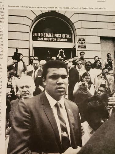 Sports Illustrated magazine May 8, 1967. Mickey Mantle + Ali Says No. NM/MINT - Thumbnail 8