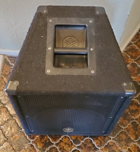 YAMAHA BR12 Professional PA Speaker. 300 watts program, 600 watts peak, 12" woof - Thumbnail 4