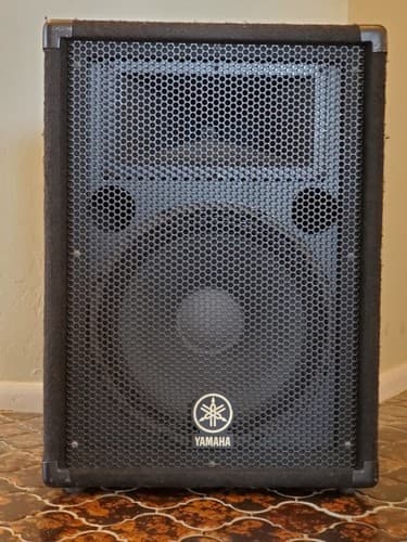 YAMAHA BR12 Professional PA Speaker. 300 watts program, 600 watts peak, 12" woof
