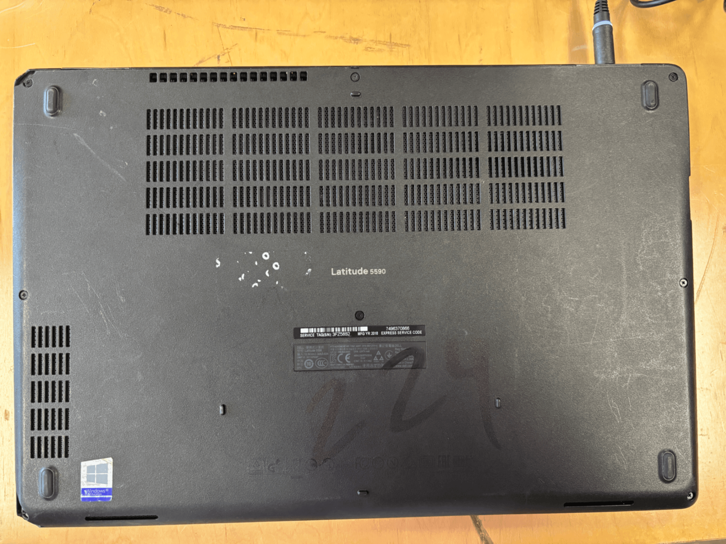 Dell Latitude 5590 - Thumbnail 4