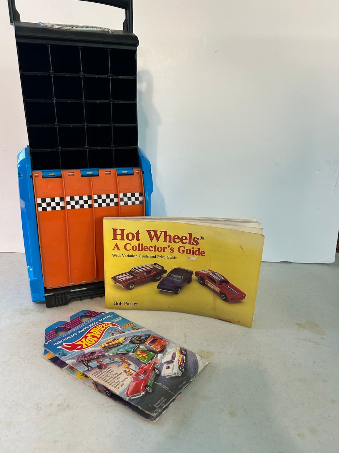 Hot Wheels Carry Case Lot w Collector’s Guide Vintage McDonald’s Hot Wheels Boxes - Image 1