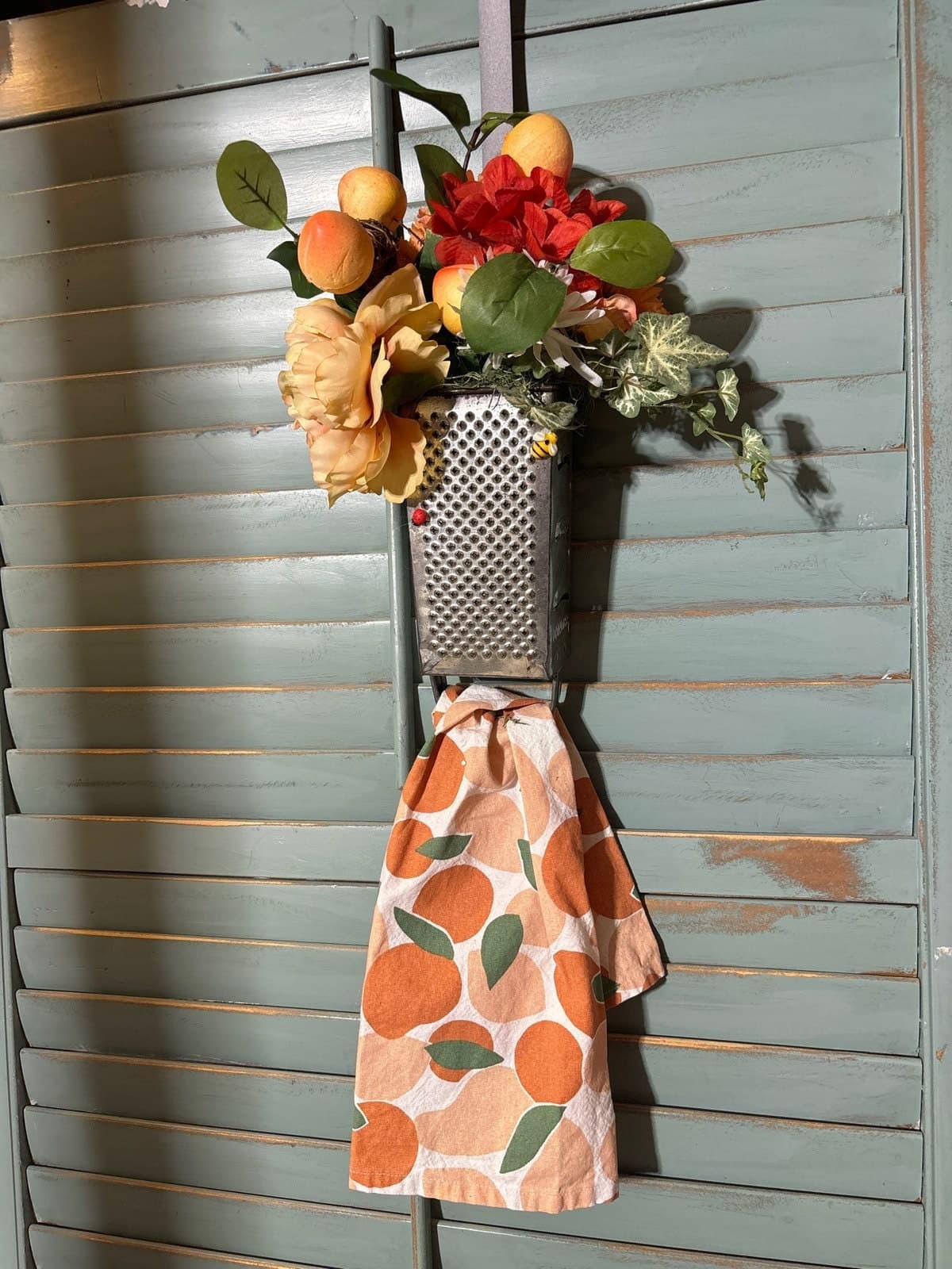 Vintage grater decor with peach theme