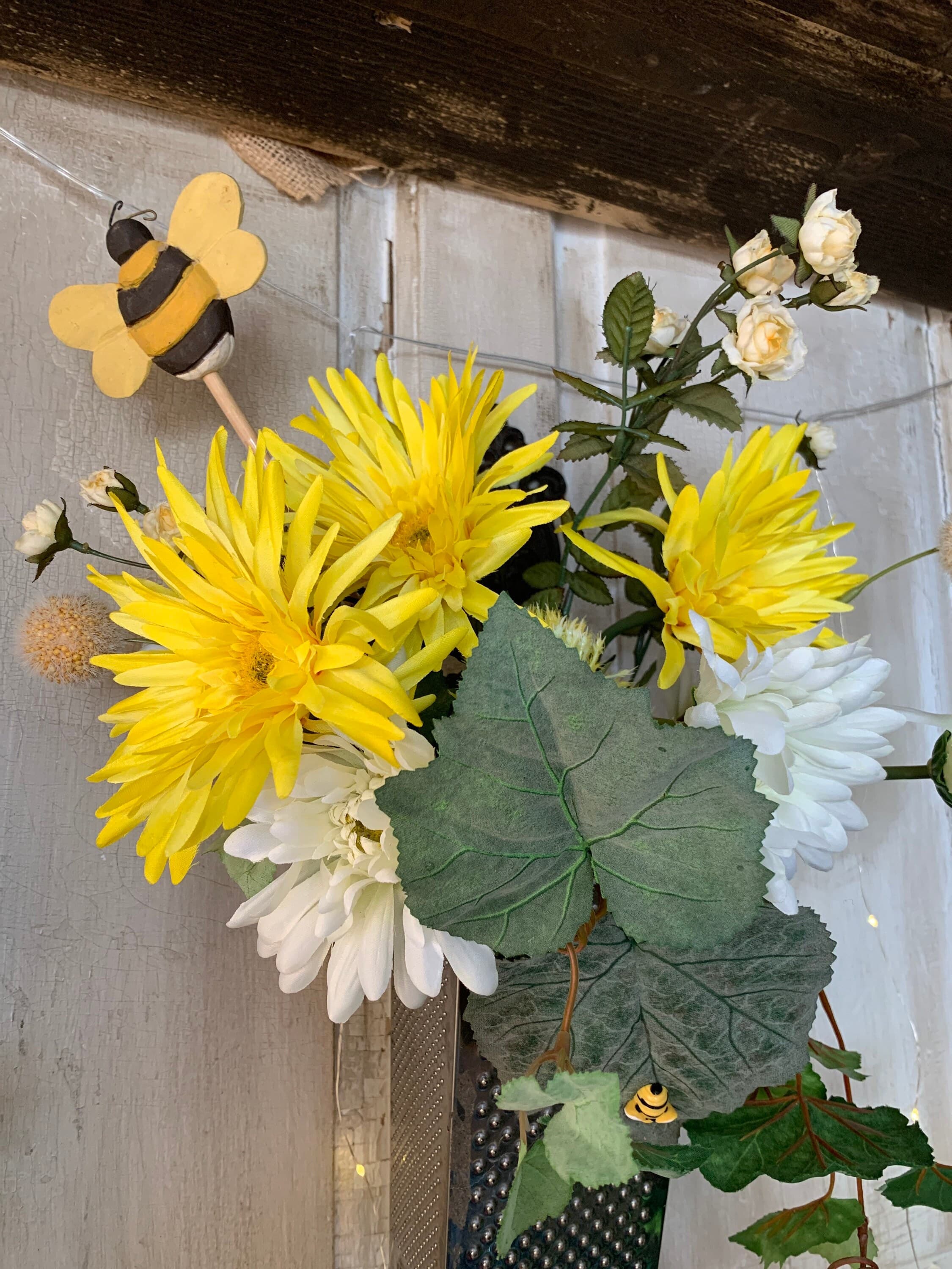 Vintage grater bee decor - Thumbnail 2