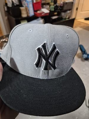 New York Yankees Fitted Cap Size 8 New Era - Image 1