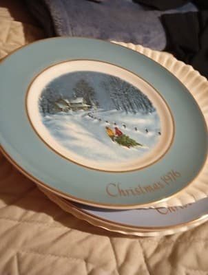 Vintage AVON Christmas Plate Series BRINGING HOME THE TREE 3rd Ed.1976 WEDGWOOD - Image 1