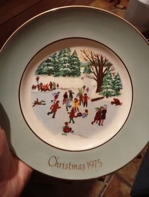 Enoch Wedgewood England 1975 AVON CHRISTMAS Plate Skaters On The Pond Collect - Image 1
