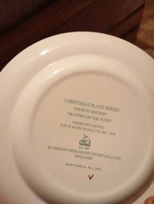 Enoch Wedgewood England 1975 AVON CHRISTMAS Plate Skaters On The Pond Collect - Thumbnail 2