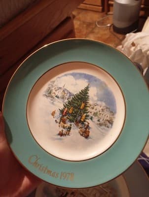 9" Vintage Trimming The Tree Christmas 1978 Collectors Plate Avon Enoch Wedgwood - Image 1