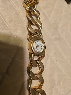 Woman's Watch with Heavy Gold Tone Chain Band **Nice** B127 ZC - Image 1
