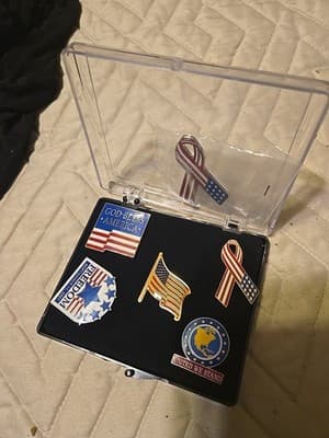 SET OF 6 UNITED STATES PINS UNITED WE STAND FREEDOM 9/11/2001 GOD BLESS AMERICA - Image 1